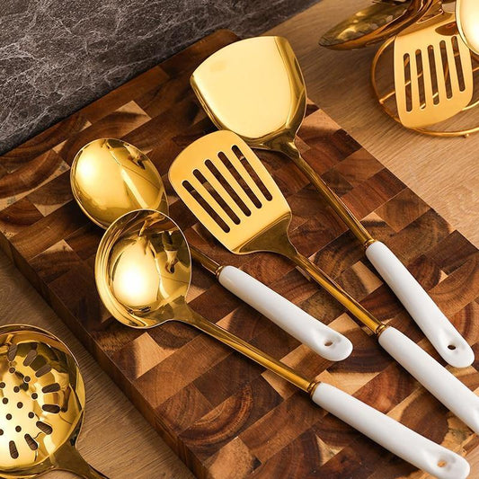 Goldene Küchenutensilien mit Ständer