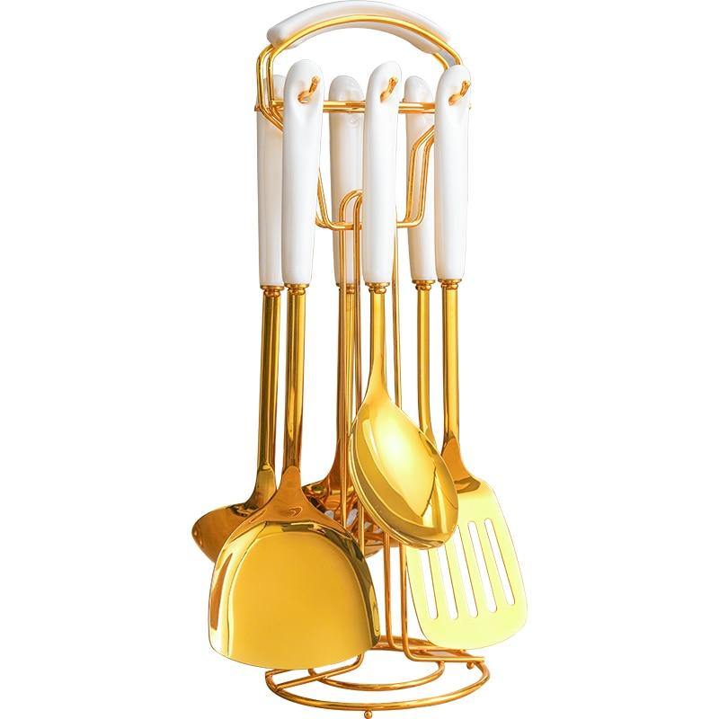 Goldene Küchenutensilien mit Ständer