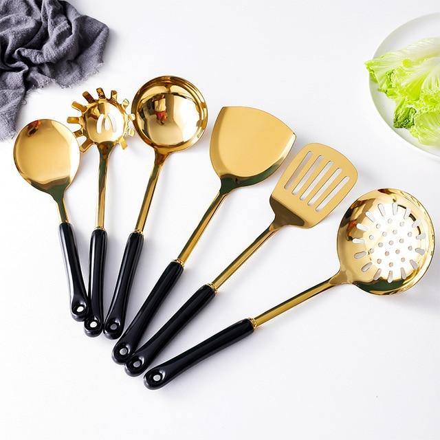 Goldene Küchenutensilien mit Ständer