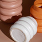 Frendorf | Vasello Chunky Keramikvase | Moderne Rollform | Dekorative Akzentvase in Weiß, Dunkelorange & Lachsrosa