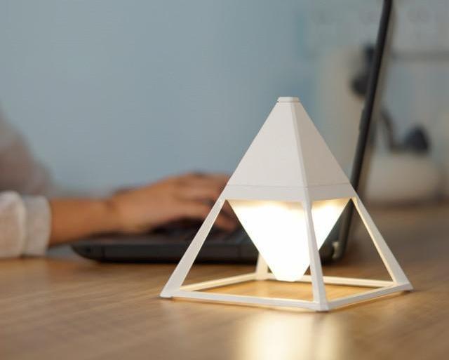 Frendorf | LumiPyramid Touch LED Lampe | Dimmbare Beleuchtung | Stilvolle Diamant-Optik | Perfekt für Zuhause & Büro