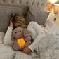 Frendorf | Beruhigendes Plüsch-Kuscheltier mit Atemrhythmus & Schlafklang – Snoozie