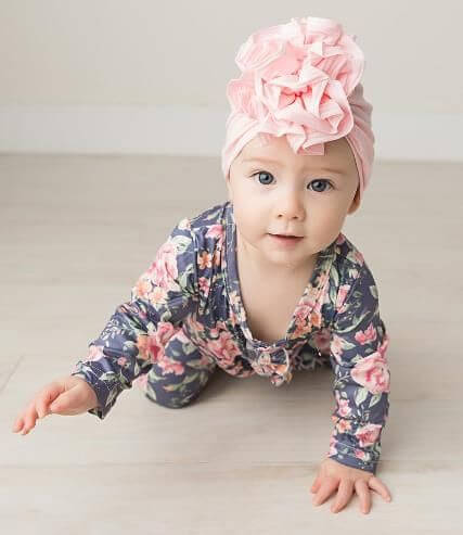 Frendorf | Weiche Baby-Turbanmütze mit Rüschendetail – KuschelGlanz (1+1 Gratis)