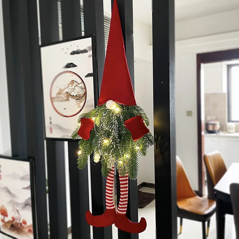 Frendorf | Santa Gnome mit Weihnachtskranz und funkelnden LED-Leuchten – Perfekt für Haustür, Wand oder Fenster festliche Magie