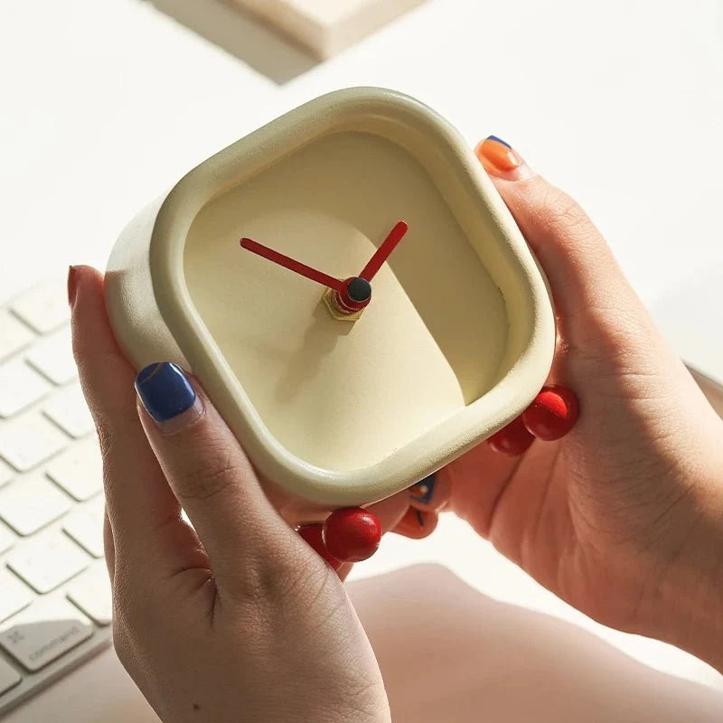 Kleine Minimalistische Creme Desktopuhr