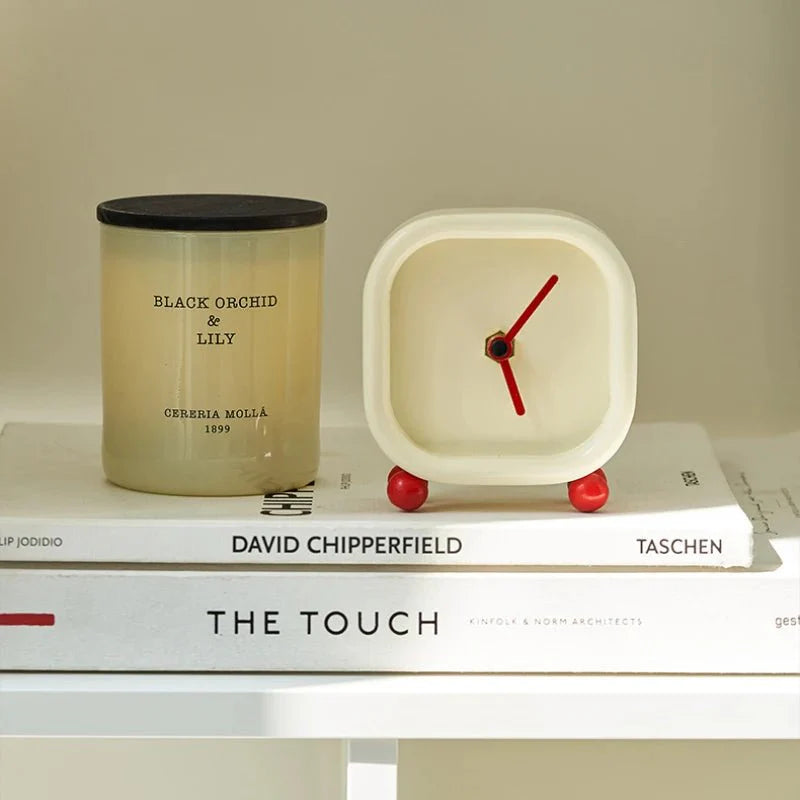 Kleine Minimalistische Creme Desktopuhr