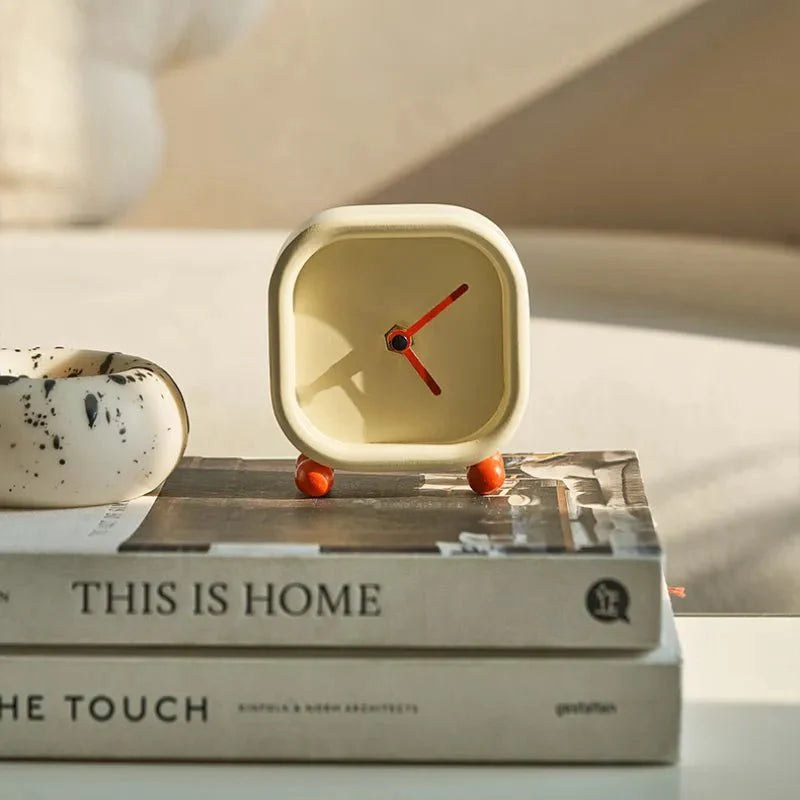 Kleine Minimalistische Creme Desktopuhr