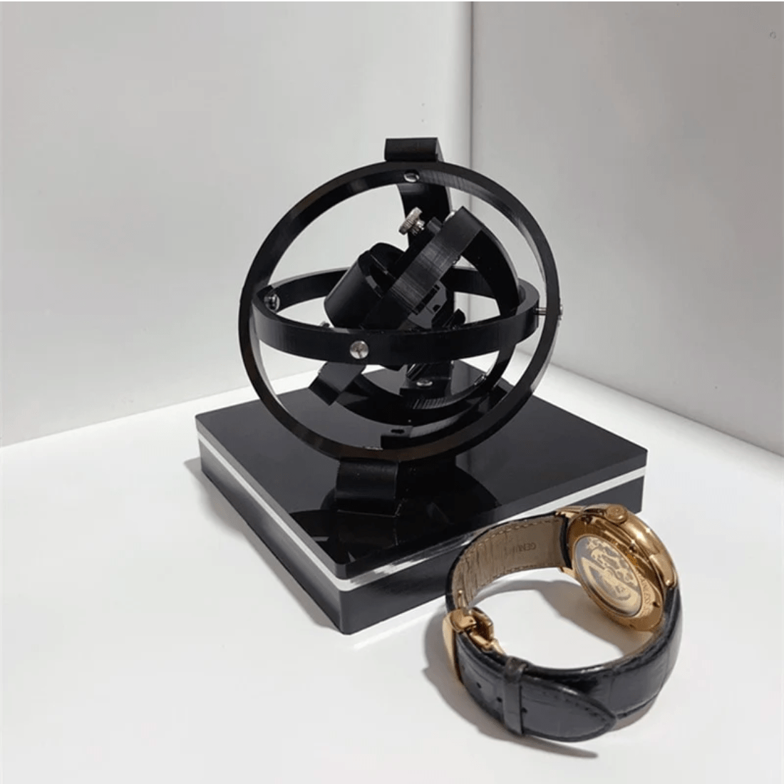 Frendorf | Uhrenhalter - Heben Sie Ihre Uhr und Ihr Interieur auf ein höheres Niveau