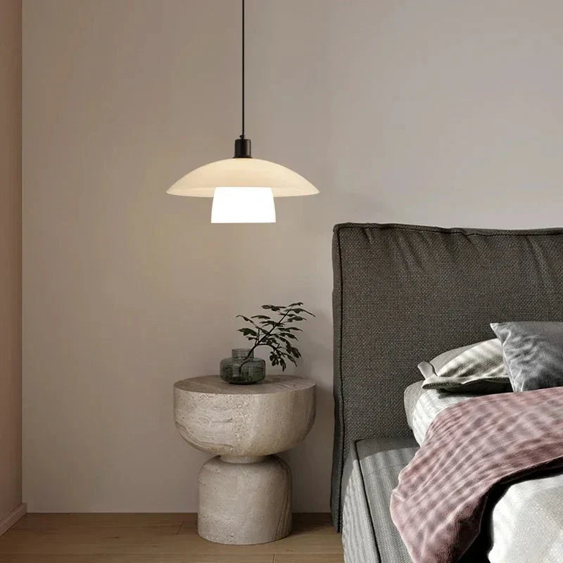 Frendorf | Zeitgenössische Eleganz mit einer Stehlampe aus Glas und einem weißen Schirm