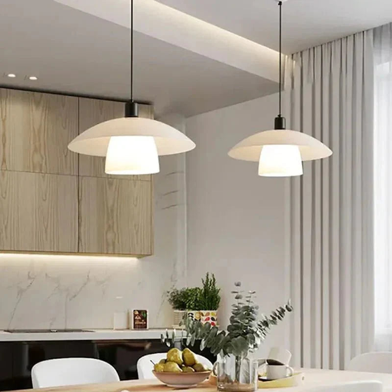 Frendorf | Zeitgenössische Eleganz mit einer Stehlampe aus Glas und einem weißen Schirm