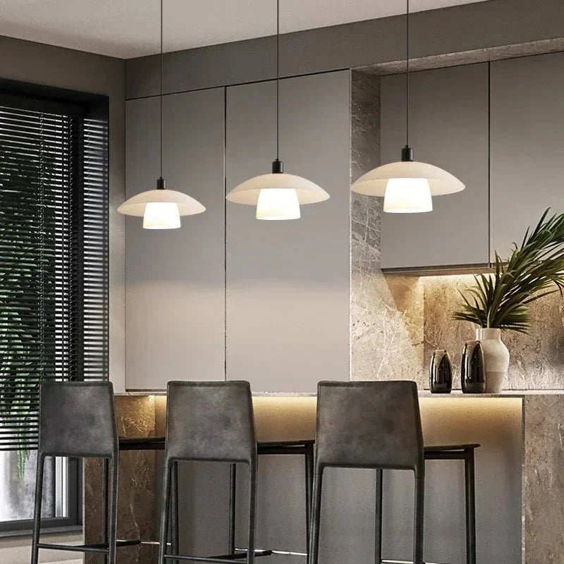Frendorf | Zeitgenössische Eleganz mit einer Stehlampe aus Glas und einem weißen Schirm
