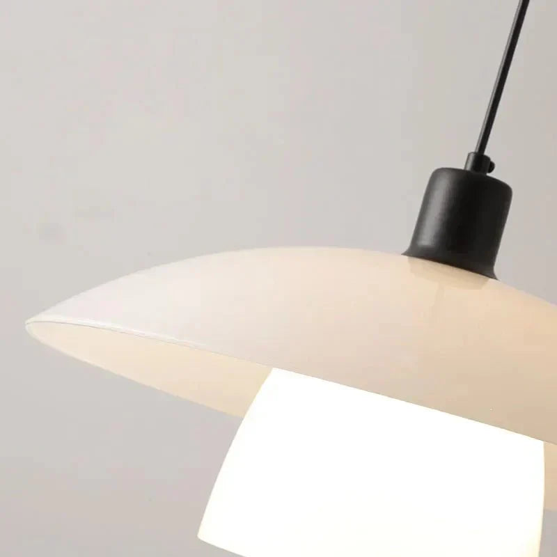 Frendorf | Zeitgenössische Eleganz mit einer Stehlampe aus Glas und einem weißen Schirm