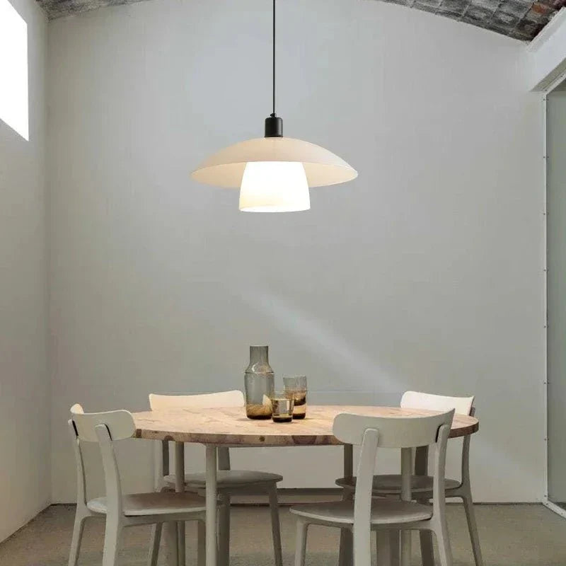 Frendorf | Zeitgenössische Eleganz mit einer Stehlampe aus Glas und einem weißen Schirm