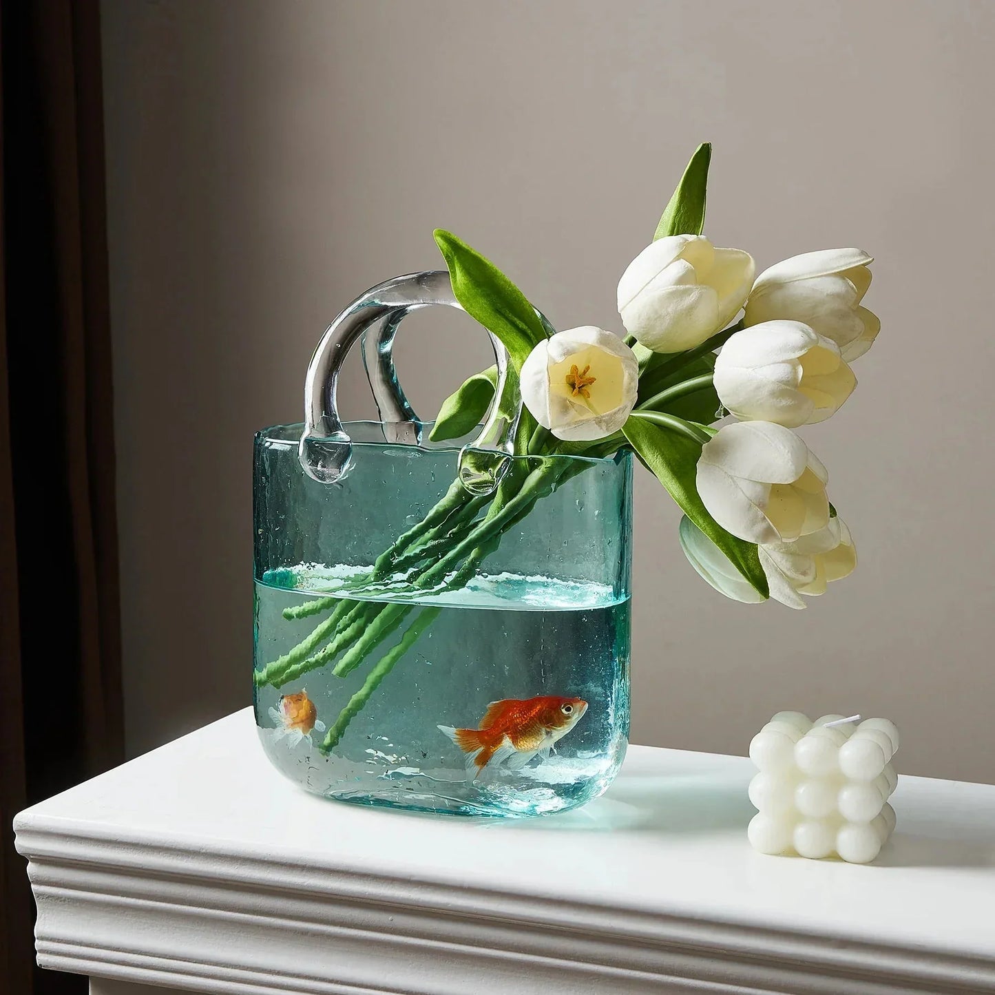 Transparente pastellfarbene Vase in Handtaschenform