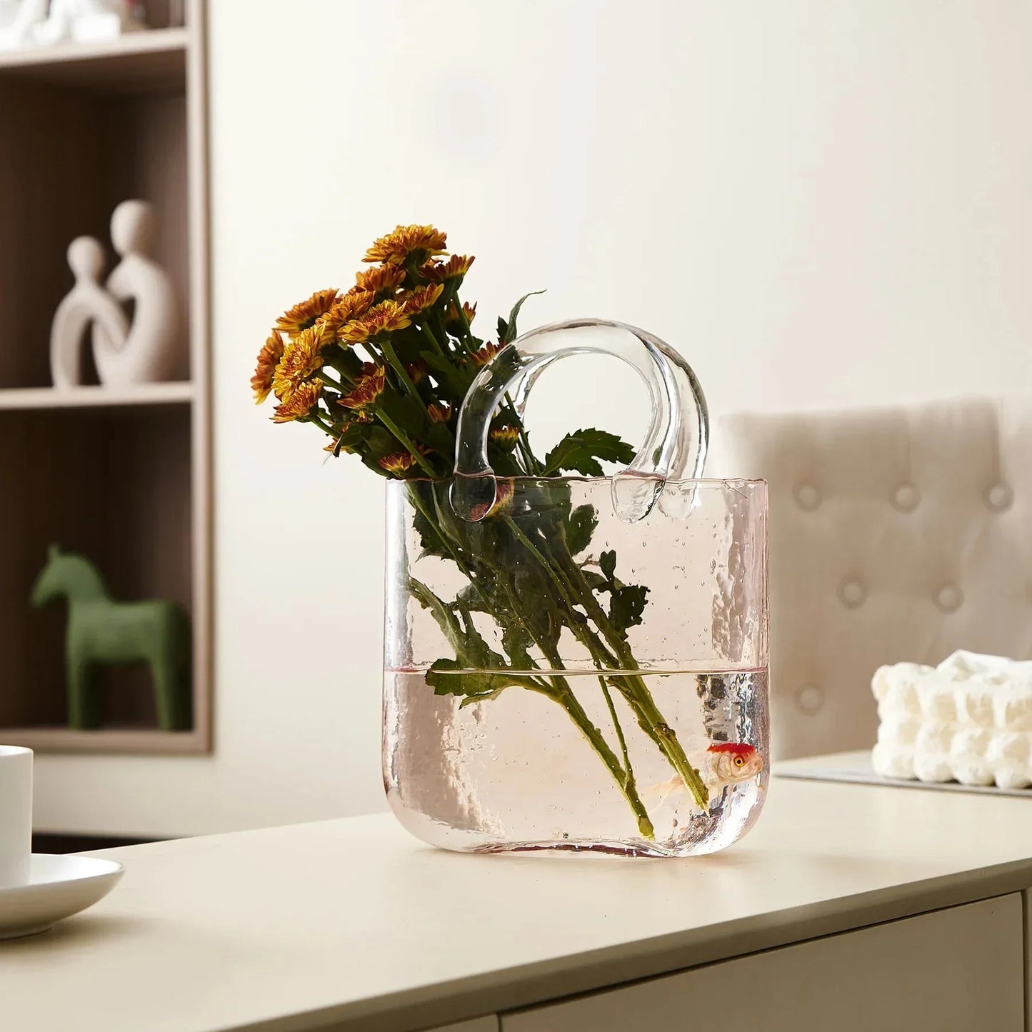 Transparente pastellfarbene Vase in Handtaschenform