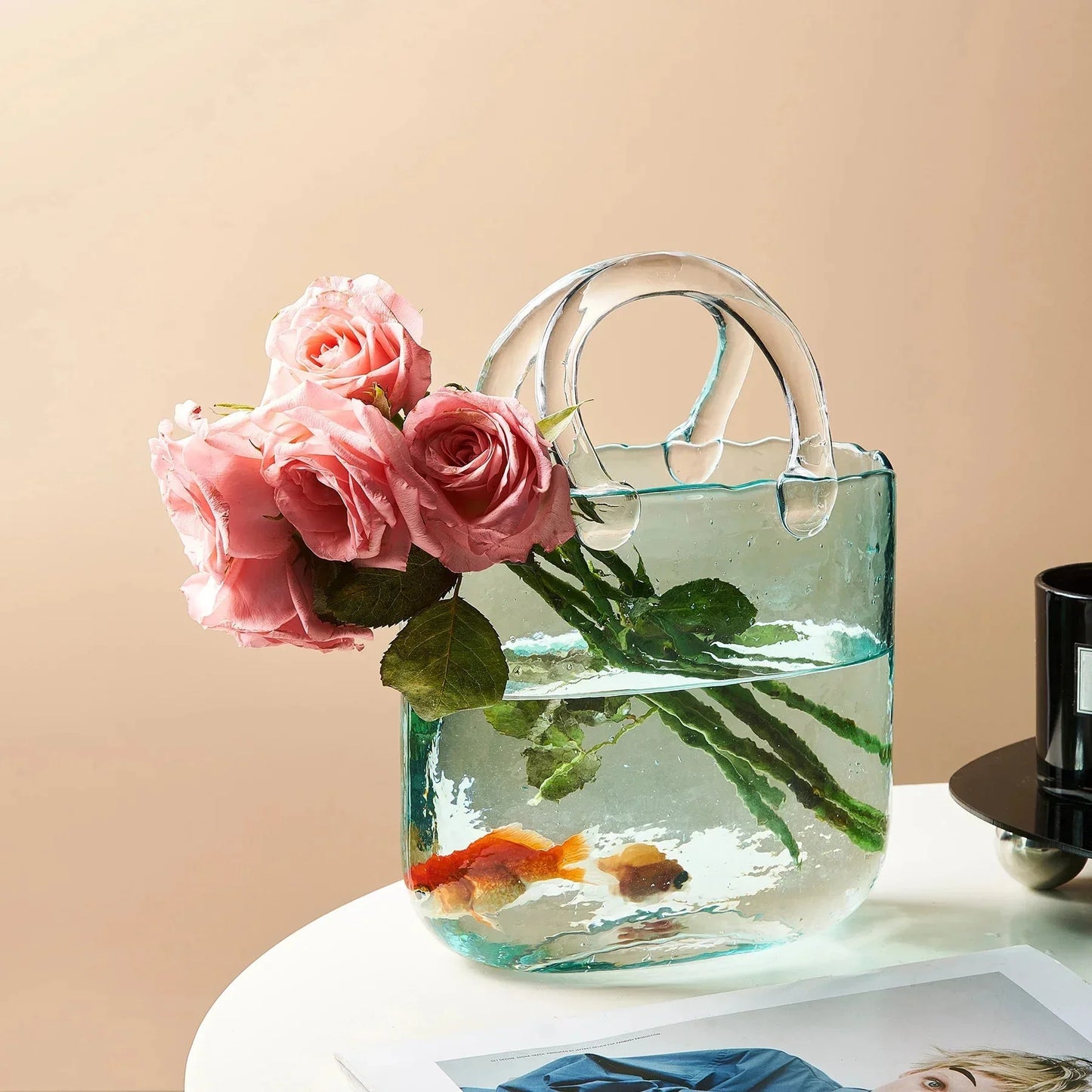 Transparente pastellfarbene Vase in Handtaschenform