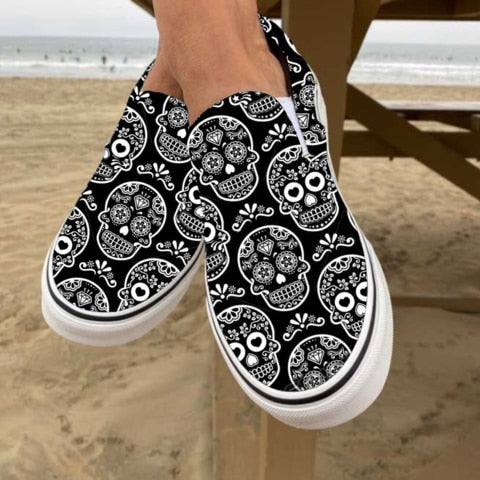 Lässige Slipper aus Canvas mit Totenkopf