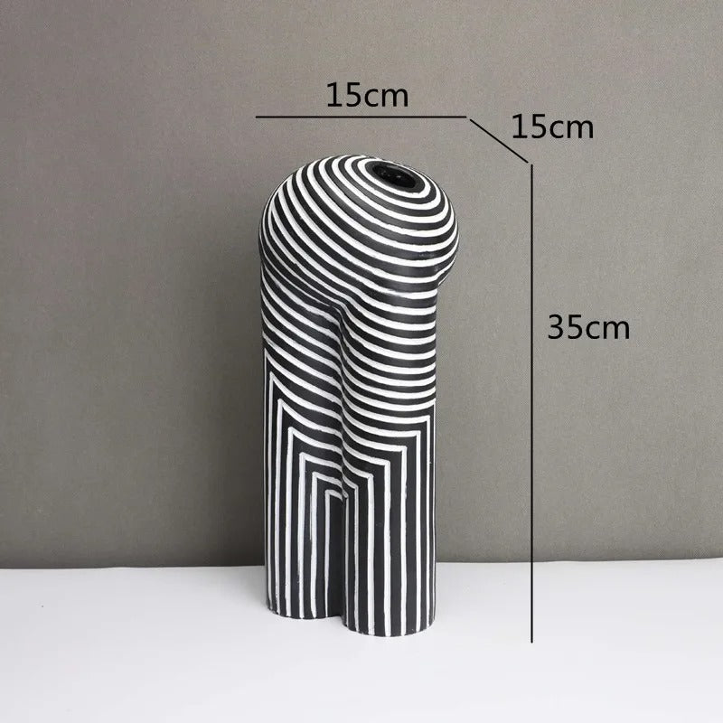 Vase mit abstrakter Geometrie