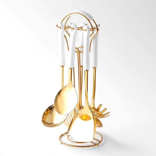 Goldene Küchenutensilien mit Ständer