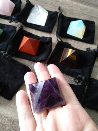 Frendorf | CrystalForge Geschnitzte Kristallpyramide | Spirituelle Deko | Handgefertigt & Energetisierend | Einzigartiges Design
