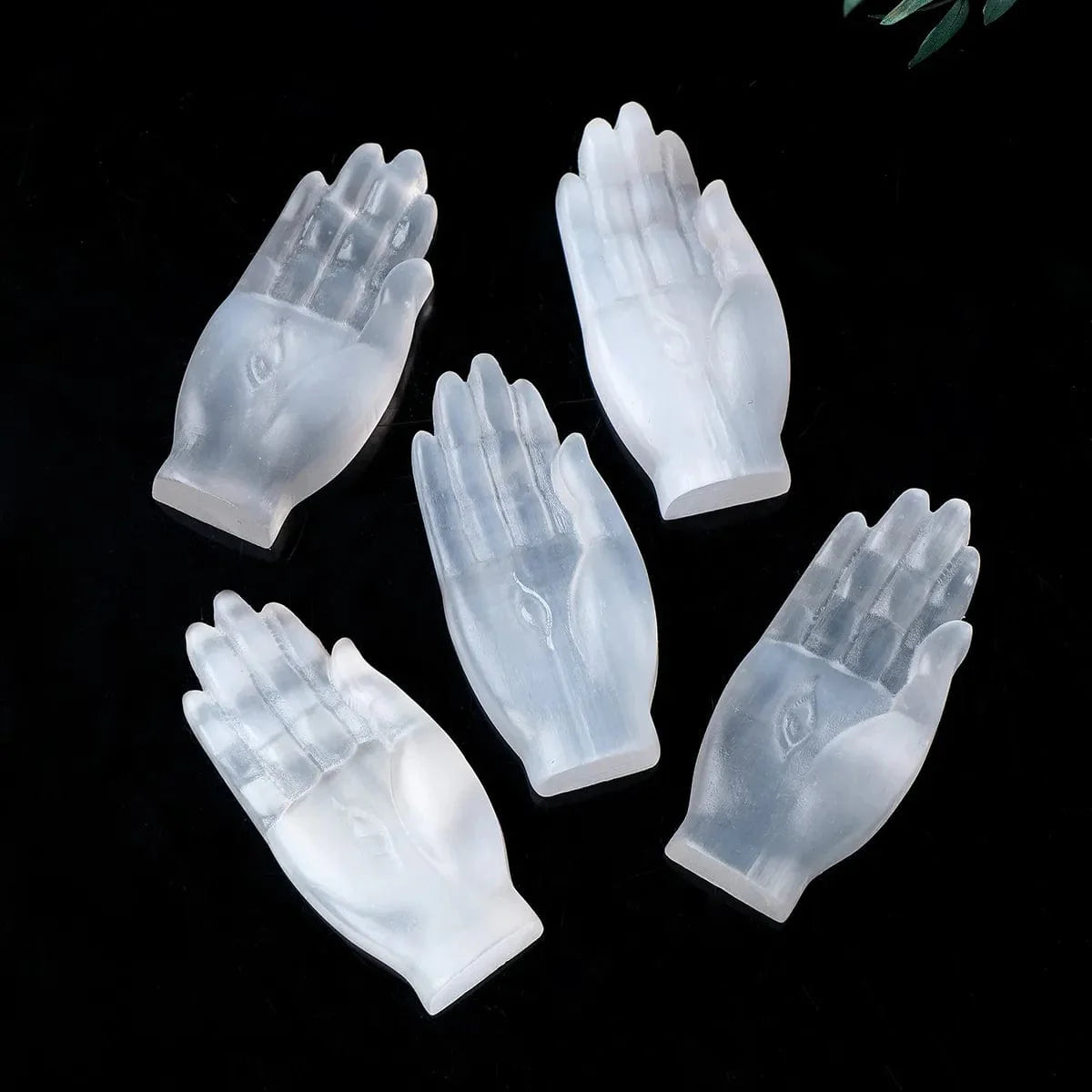 Selenit Hamsa Hand Kristallschnitzerei