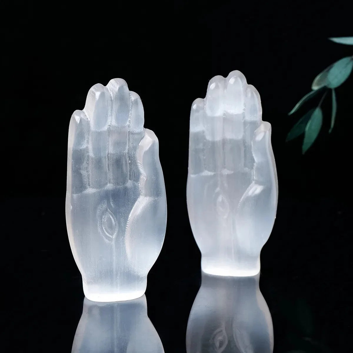 Selenit Hamsa Hand Kristallschnitzerei