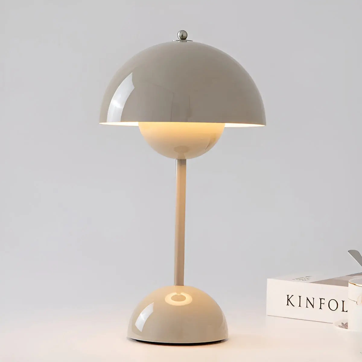 Leger Lampe im skandinavischen Stil als pilzlampe beige oder tischleuchte in Rot und Grau