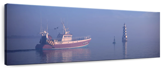 Frendorf | Misty Sunrise und Angelboot in Loctudy Wandkunst