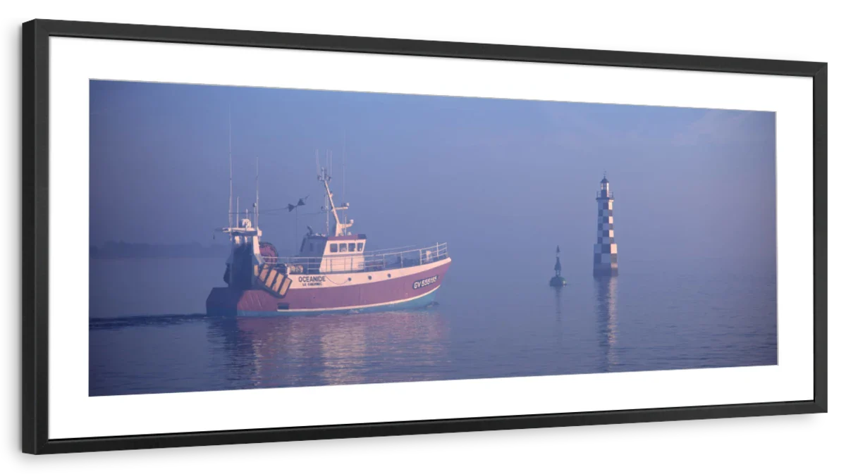 Frendorf | Misty Sunrise und Angelboot in Loctudy Wandkunst