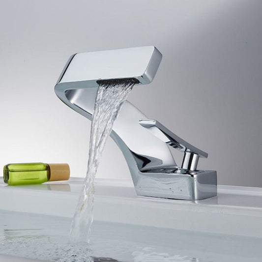 Moderner geschwungener Wasserhahn